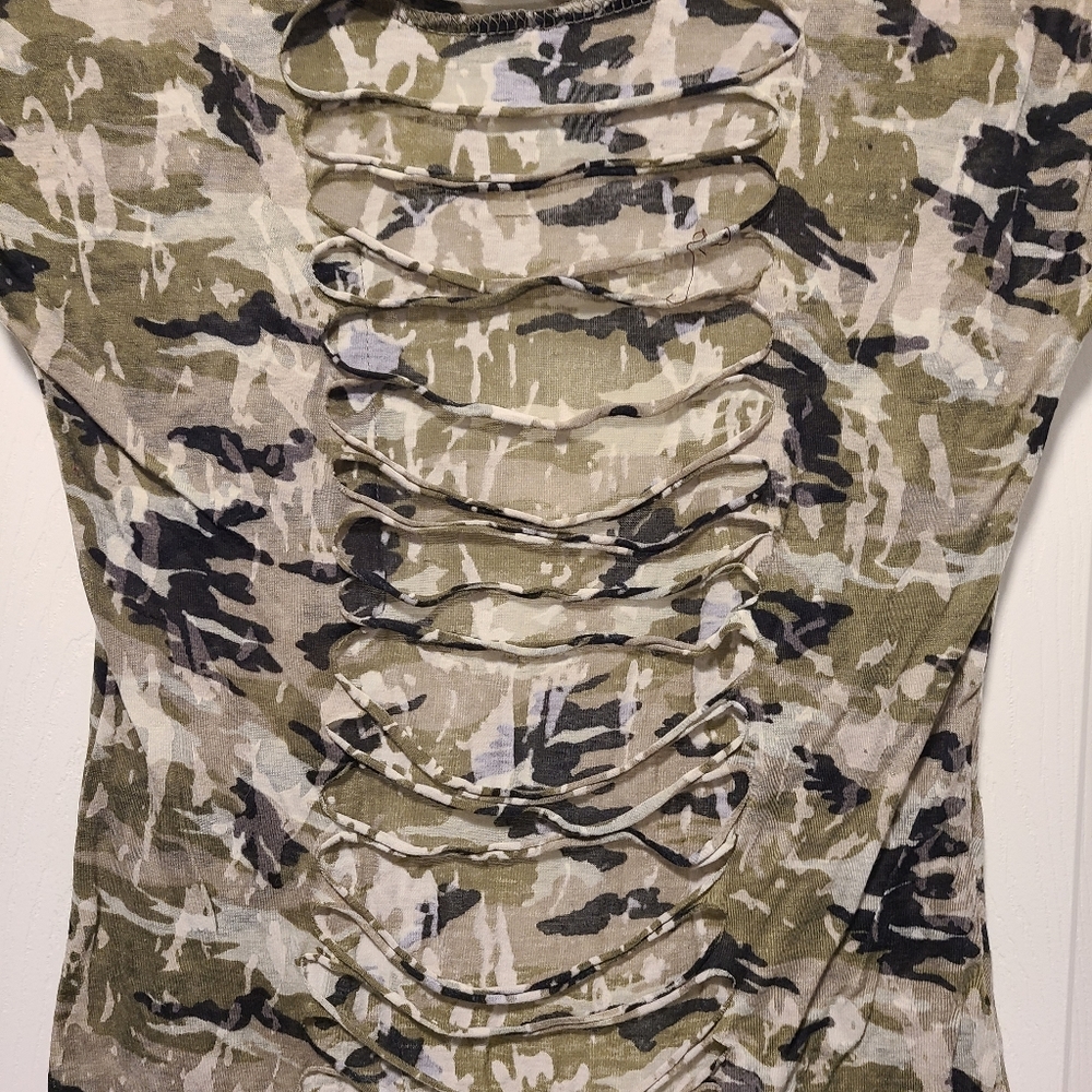 Wet Seal Slashed Back Camo Tee, Size M - Picture 4 of 6